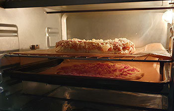 Zwei Tiefkühlpizzen im Mini-Backofen