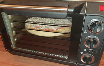 Tiefkühlpizza im Mini-Backofen