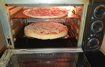 Zwei Tiefkühlpizzen im Mini-Backofen